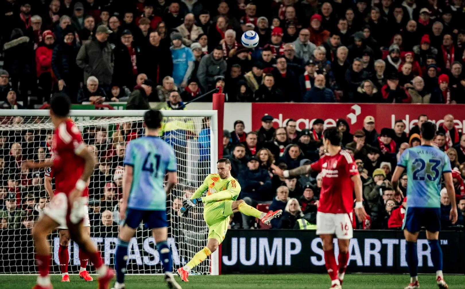 关于阿森纳遭遇客场连败，英超争四形势严峻的信息