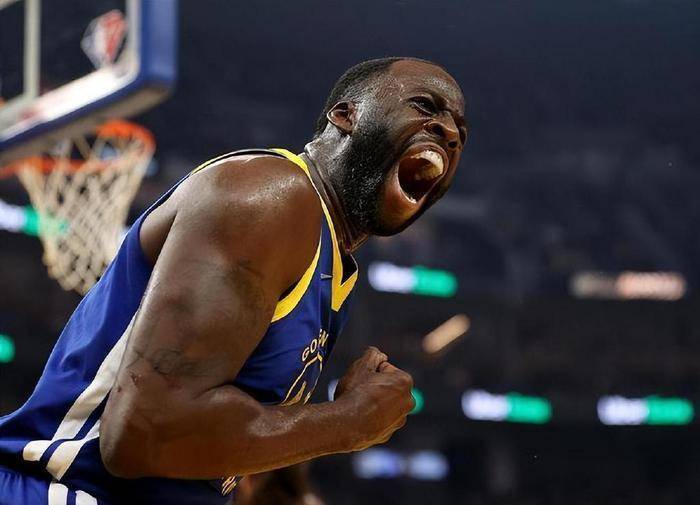 雄鹿比赛中遭遇再犯规,失去比赛 雄鹿比赛中遭遇再犯规,失去比赛