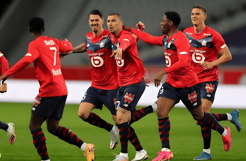 里尔在比赛中表现出色，击败对手