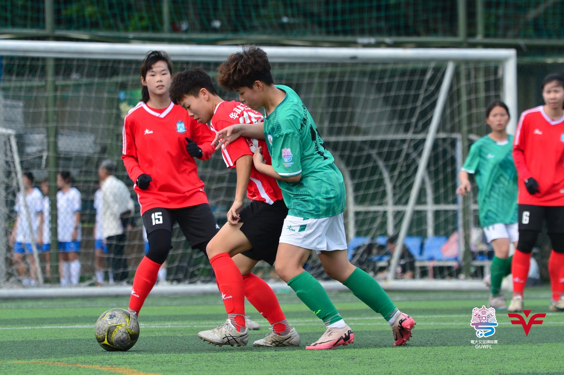 开云官网-足球锦标赛中，女队勇夺冠军