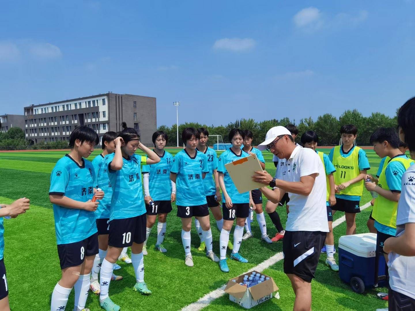 足球锦标赛中，女队勇夺冠军