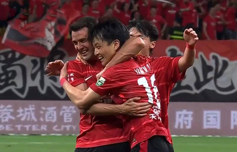 队内争斗激烈,教练组调整战术 队内争斗激烈,教练组调整战术