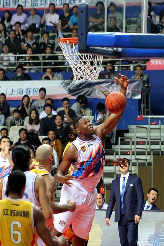 上海篮球盛会吸引众多球迷观看，人气爆棚