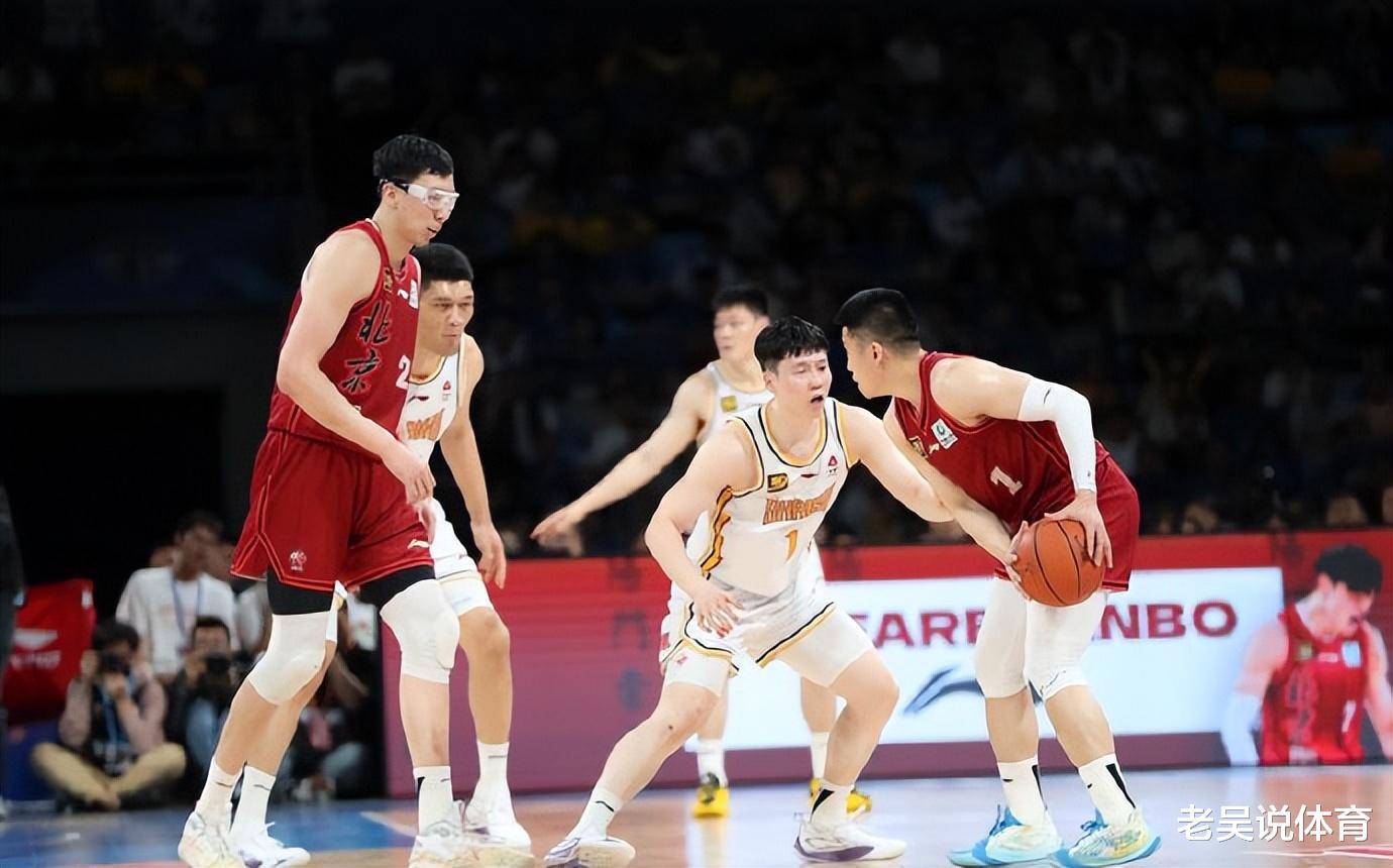 广西男篮客场获胜,全队士气高昂 广西男篮客场获胜,全队士气高昂