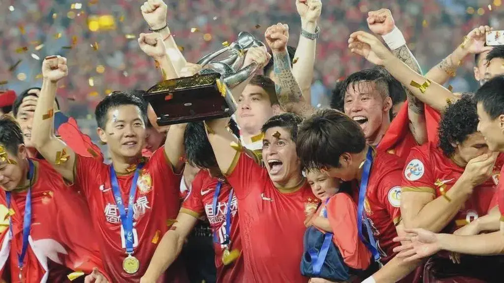 年轻力量崛起挑战老牌豪门,传统霸主实力遭受质疑 年轻力量崛起挑战老牌豪门,传统霸主实力遭受质疑