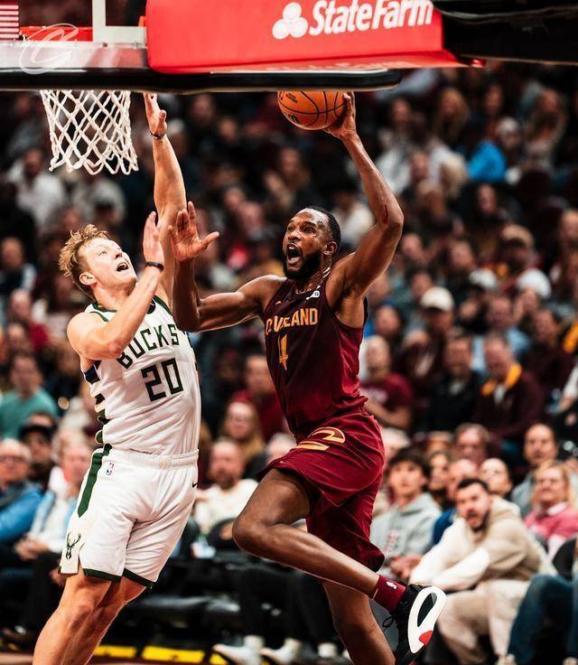 开云体育下载-雄鹿连胜劲升，对手无力招架