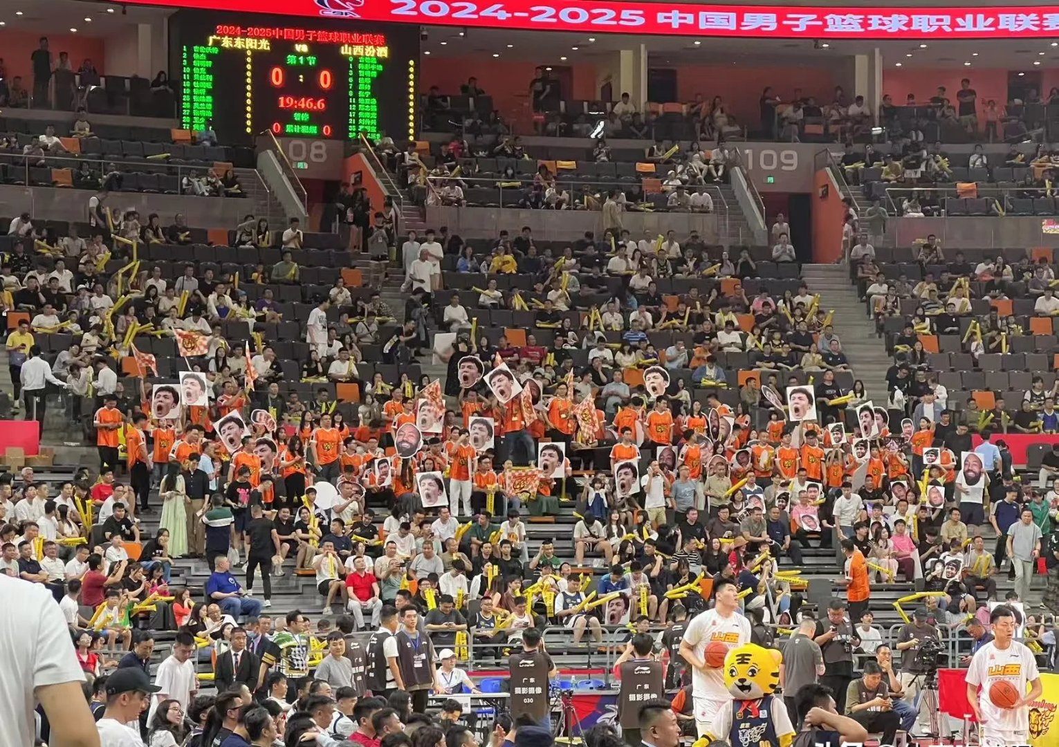 开云体育下载-包含广东东莞篮球馆爆满，球迷热情高涨！的词条
