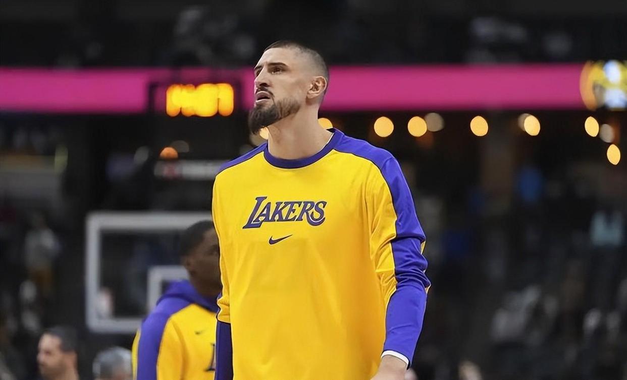 开云体育下载-湖人队老将受伤无缘下场，球迷为他祈福祝福