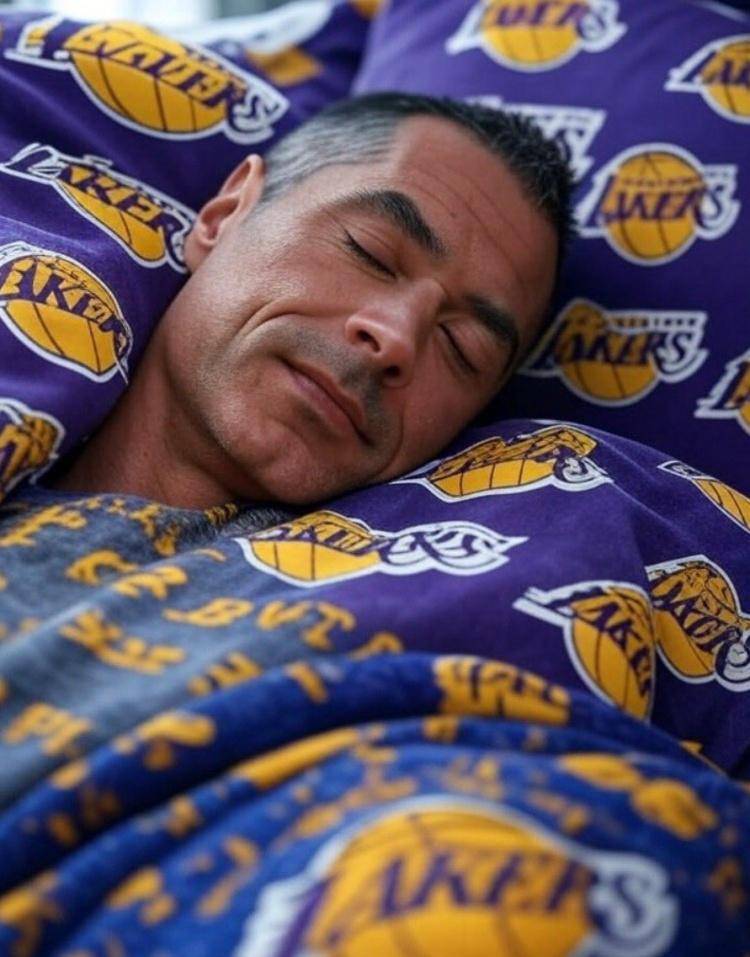 湖人队老将受伤无缘下场,球迷为他祈福祝福 湖人队老将受伤无缘下场,球迷为他祈福祝福