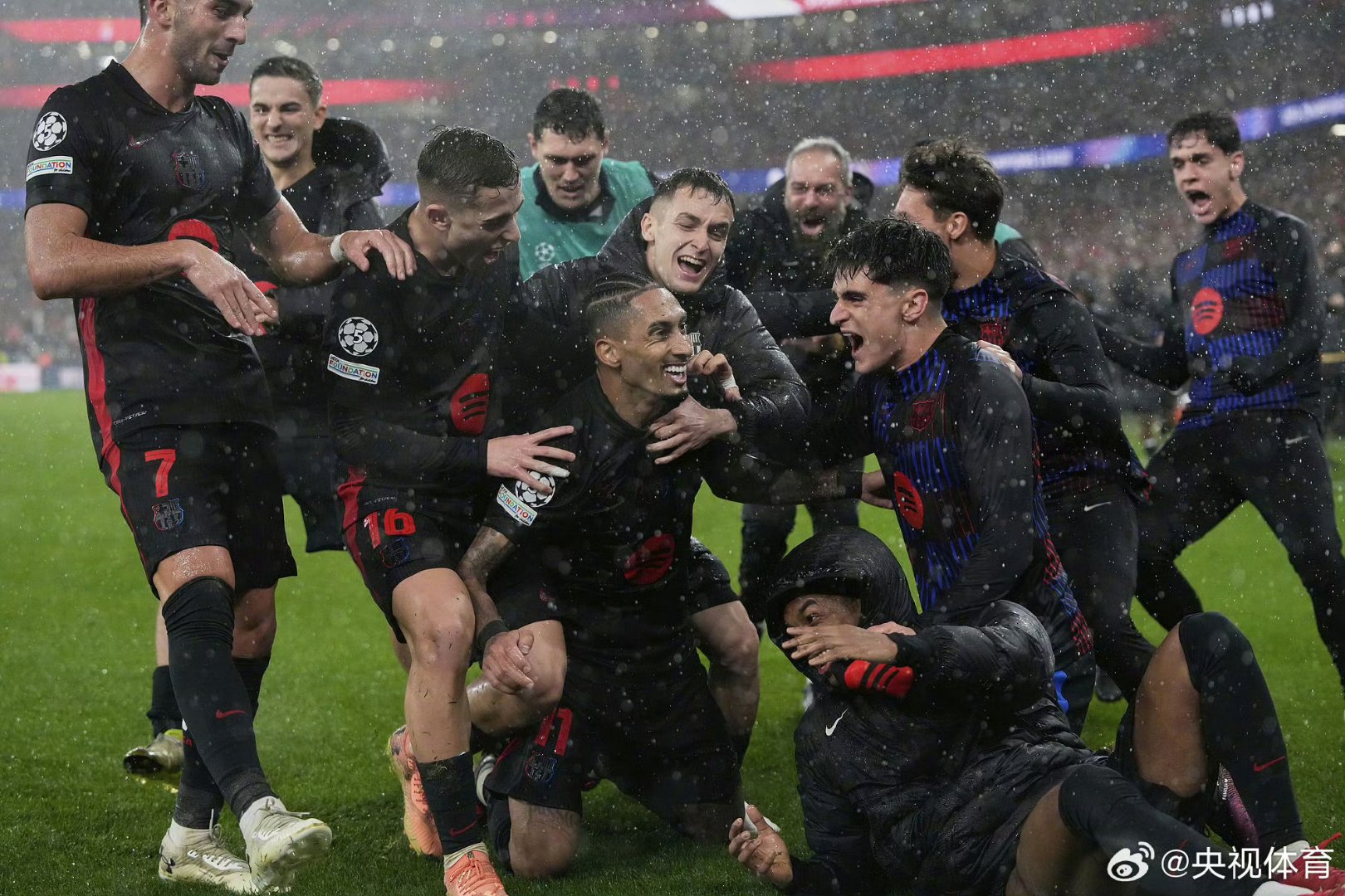 开云APP-巴萨与毕尔巴鄂对决：客场艰难的挑战