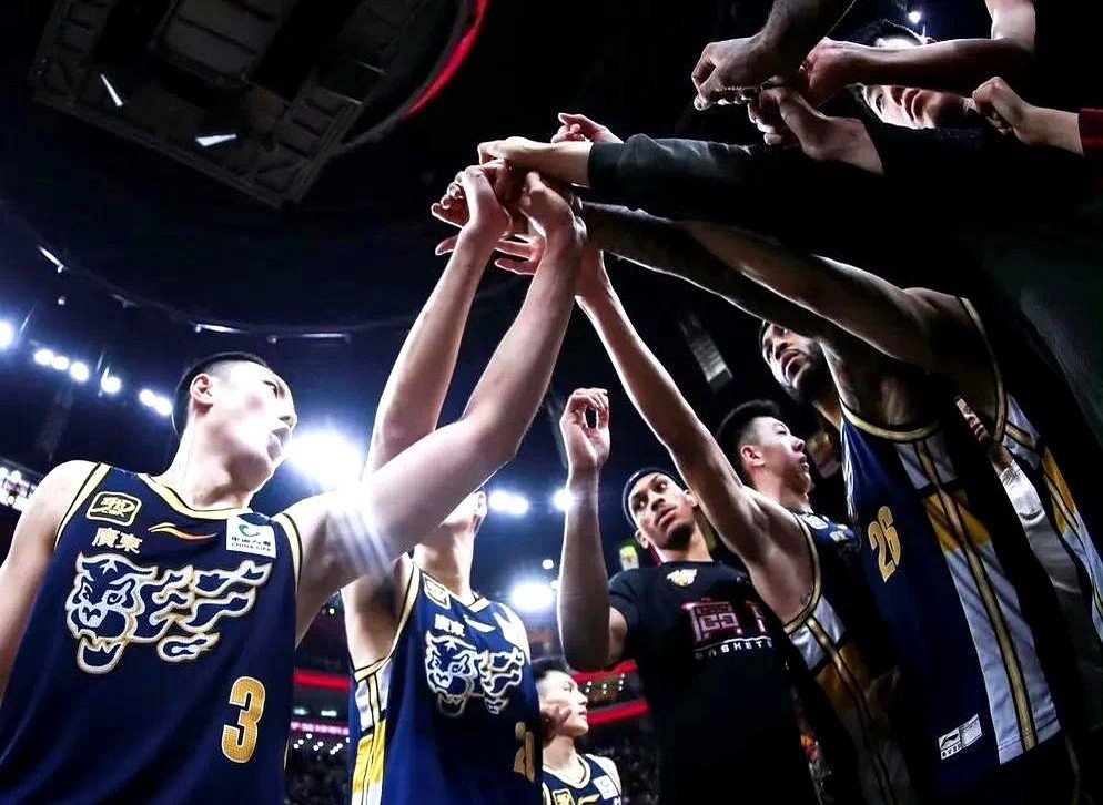 开云平台-强队对决，球员们全力以赴争夺胜利