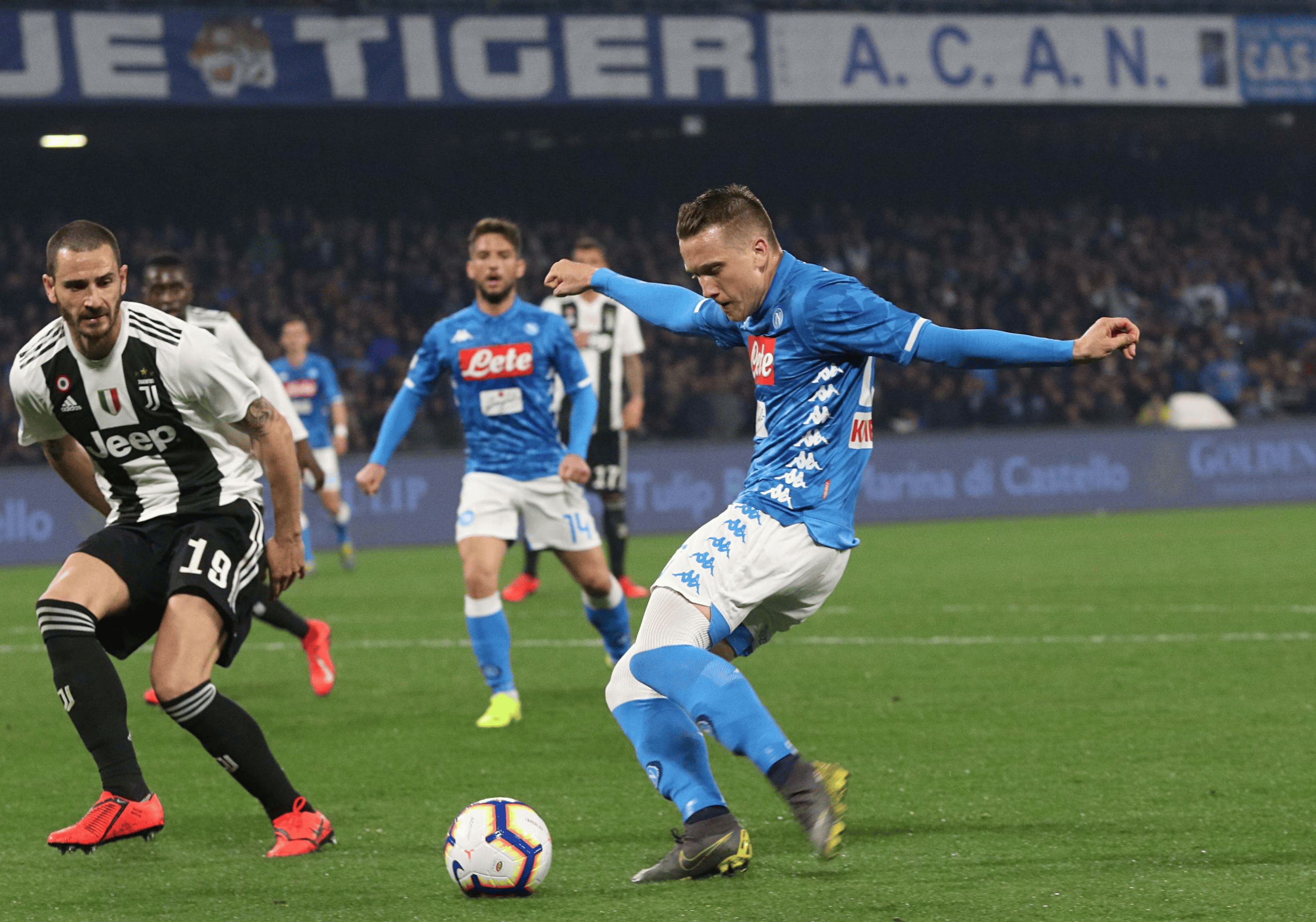 关于罗马主场告负,米兰顺势逆袭的信息 关于罗马主场告负,米兰顺势逆袭的信息