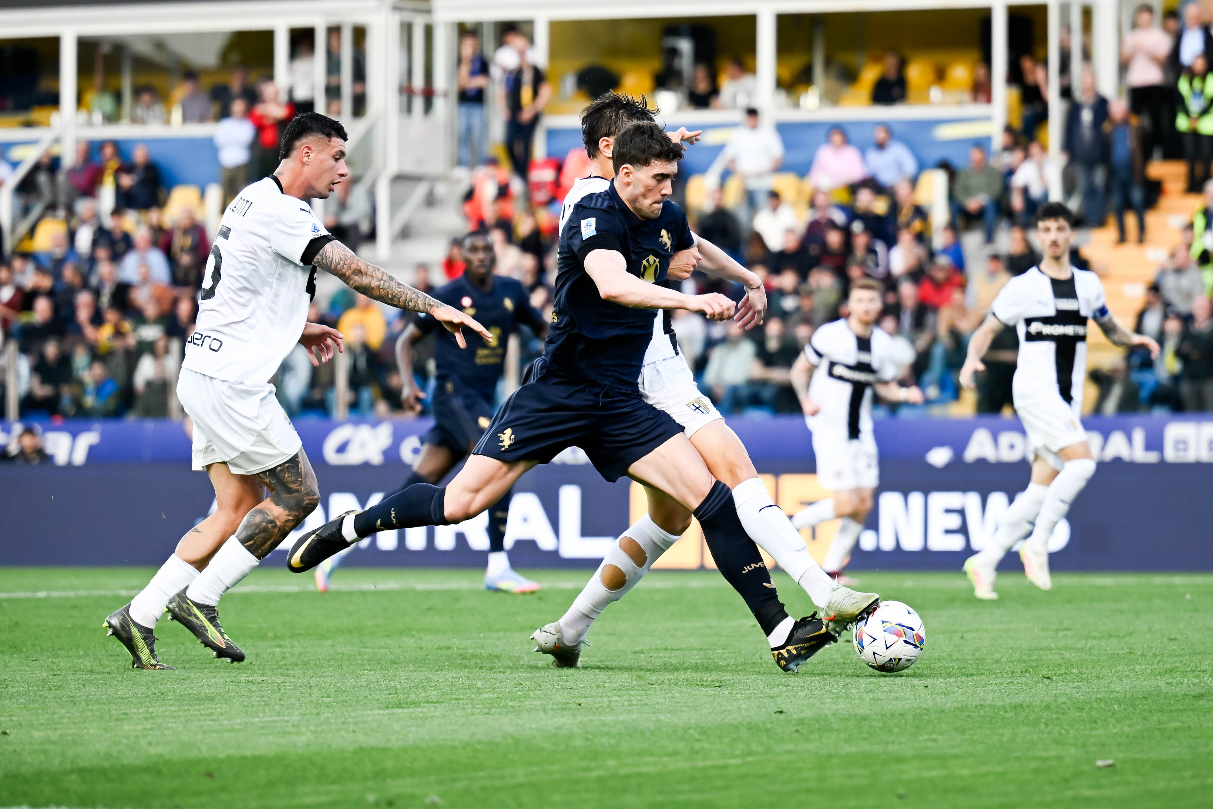 开云体育中国-尤文图斯客场失利，冠军梦或成泡影