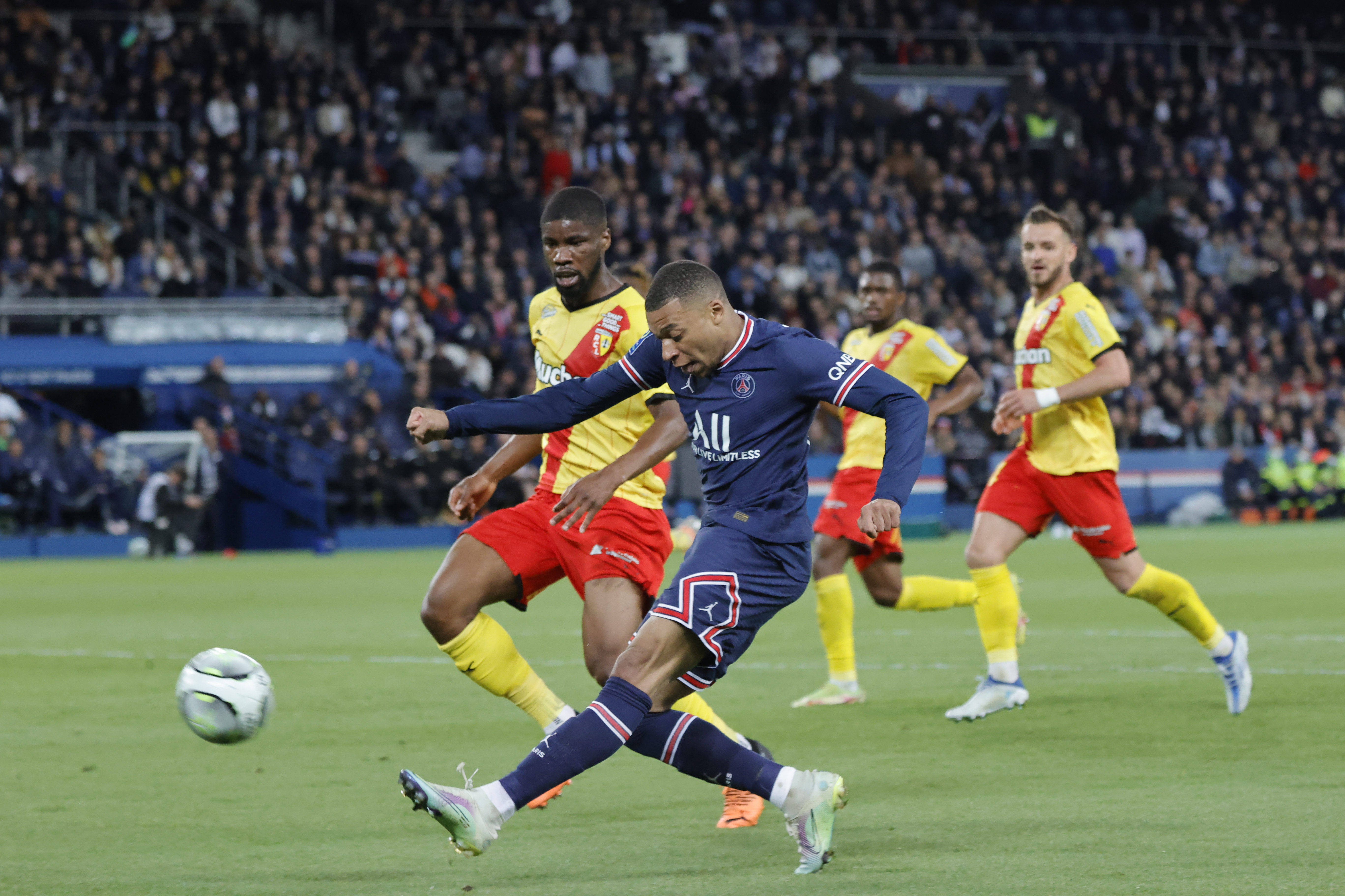 巴黎圣日耳曼队锐意夺冠,法甲冠军之路坎坷 巴黎圣日耳曼队锐意夺冠,法甲冠军之路坎坷