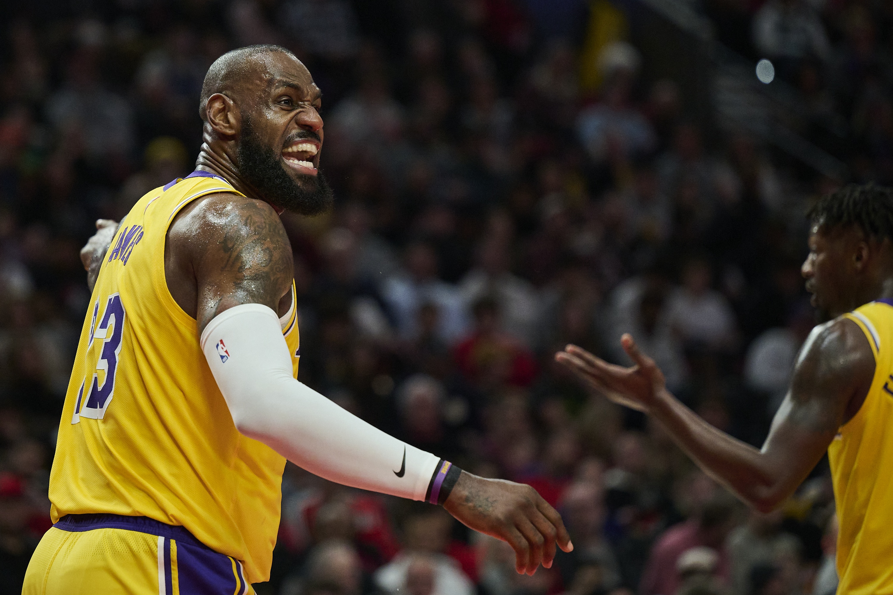 开云体育入口-湖人主场大胜开拓者，詹姆斯35分再度完美表现