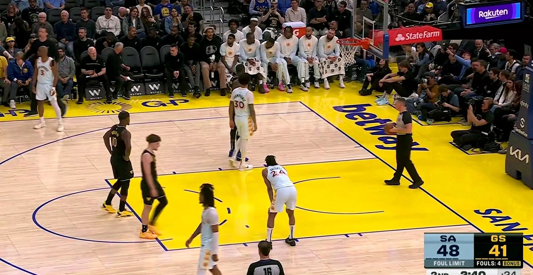 季后赛席位竞争激烈,火箭队压制马刺队 季后赛席位竞争激烈,火箭队压制马刺队