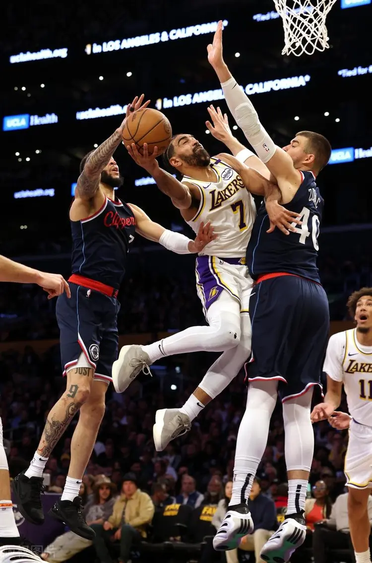 快船队成功逆转,逼平湖人队 快船队成功逆转,逼平湖人队