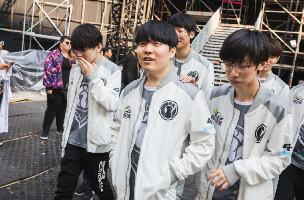 TES鏖战RNG,Faker团战一打五强强对话入围赛,成为赛场最大亮点 TES鏖战RNG,Faker团战一打五强强对话入围赛,成为赛场最大亮点