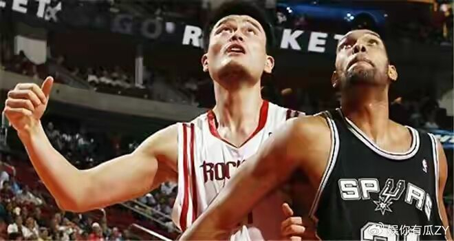 马刺遭遇连败,老将邓肯现身指导球队 马刺遭遇连败,老将邓肯现身指导球队