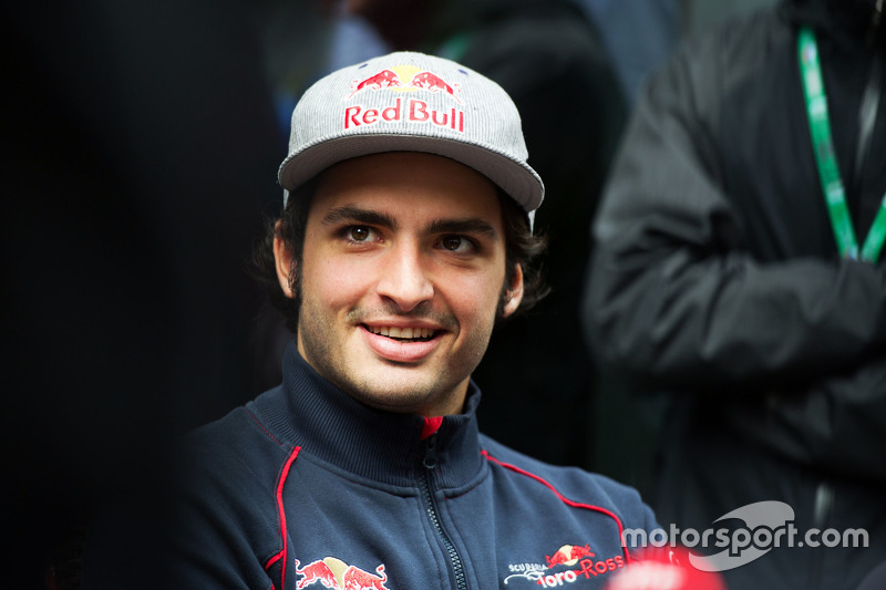 开云官网-梅赛德斯鏖战红牛二队，塞恩斯扛起全队